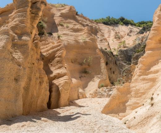 Formazioni rocciose scolpite dal vento in un paesaggio arido e suggestivo.